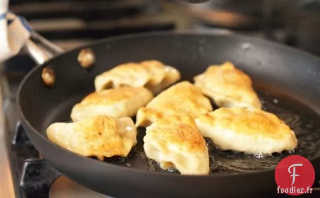 De Pierogi de Cuisine d'une Maison de Campagne Polonaise avec Garniture de Pommes de terre, Fromage, Bacon et Pois