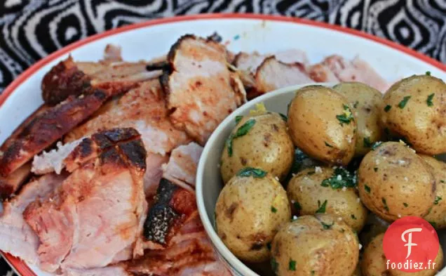 Jambon Glacé Aux Cerises Aigres Épicées Avec Pommes De Terre Au Persil