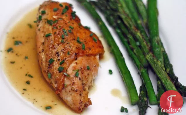 Poitrine de Poulet Rôtie à la poêle de Susan Spicer avec Vinaigre, Moutarde et Estragon