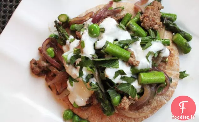 Agneau Haché à la Poêle avec Asperges, Petits Pois et Sauce Tzatziki