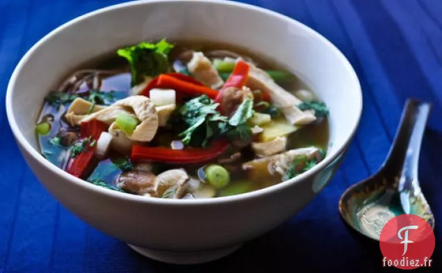 Soupe de Nouilles au Poulet au Gingembre Épicé