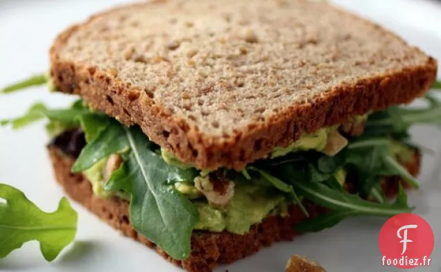 Sandwichs à l'avocat, à la Roquette et aux noix