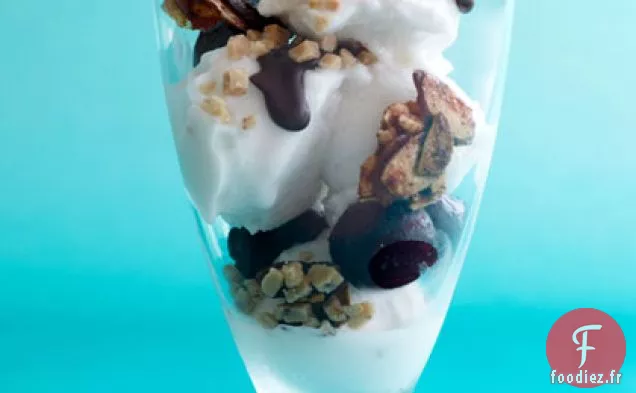 Sundae aux Cerises et au Chocolat avec Praliné Épicé aux Amandes