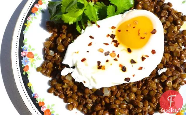 Oeufs Pochés aux Lentilles Épicées
