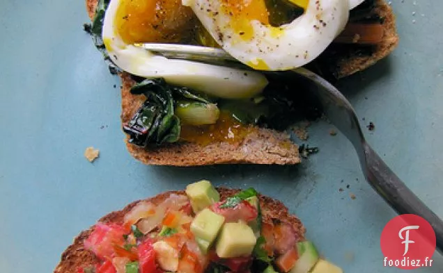 Salade D'Avocat Et De Tige De Bette À Carde Sur Pain Grillé