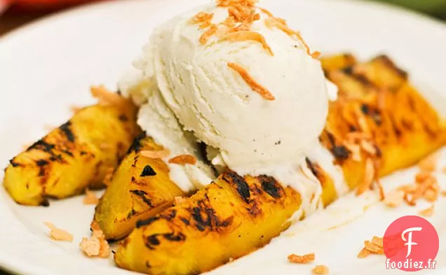Grillades: Ananas Glacé au Rhum avec Noix de Coco Grillée et Glace à la Vanille