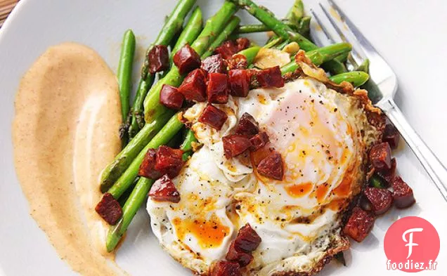 Asperges Sautées au Chorizo, Œufs au Plat et Allioli au Paprika Fumé