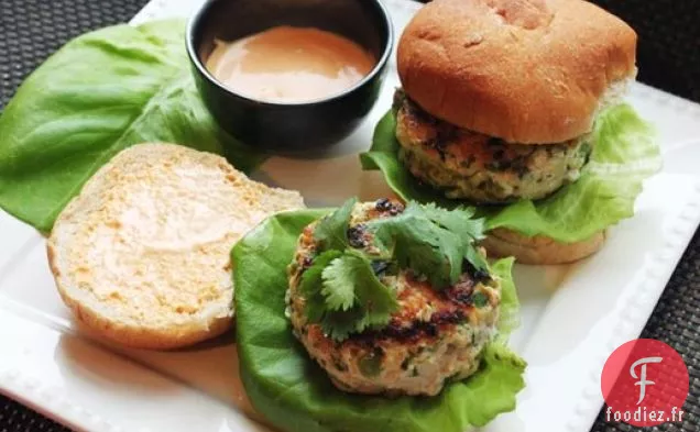 Hamburgers de Poulet poêlés au Gingembre, oignons verts et Mayonnaise à la Sriracha