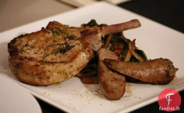 Porc Trois Façons: Côtelettes de Porc Saumurées, Saucisse Fenouil-Fontina et Bette à Carde avec Bacon et Fenouil sur des Gâteaux de Polenta