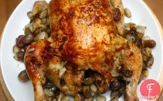 Poulet Rôti aux Raisins Rouges, Oignons Perlés Caramélisés et Sauce au Porto