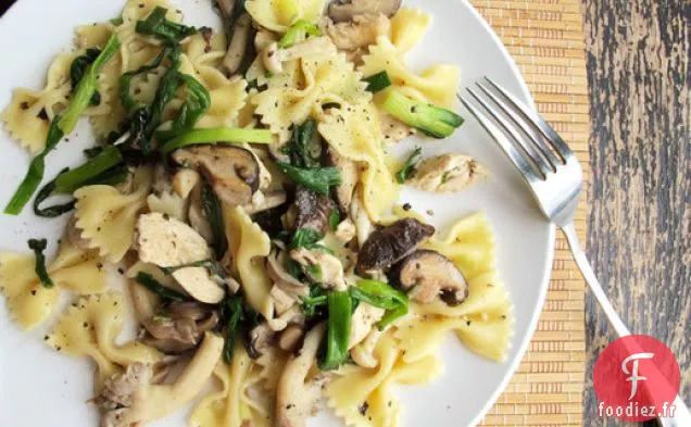 Pâtes de Poulet aux Champignons Mélangés et Oignons Verts