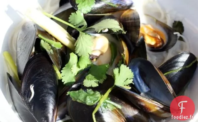 Dîner pour deux: Moules à la noix de coco avec Gingembre, Citronnelle, Piment et Coriandre sur Nouilles de Riz