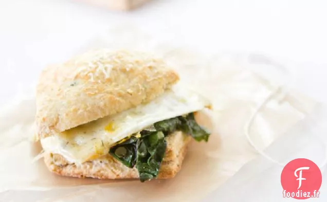 Biscuit Aux Herbes Et Sandwich Aux Œufs