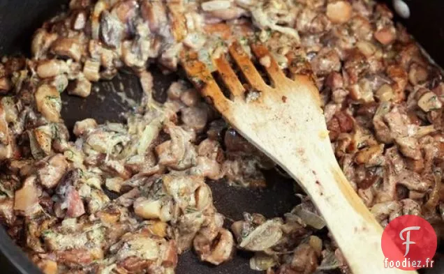 Champignons Sauvages Cuits Deux Fois Dans La Cuisine D'Une Maison De Campagne Polonaise
