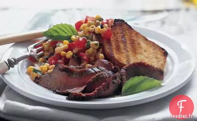 Steak de Flanc Avec Relish Maïs-Tomate et Pain Grillé à l'Ail