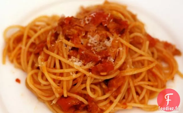 Dîner ce soir: Pâtes à l'Oignon, au Bacon et à la Tomate (Pasta All'Amatriciana)