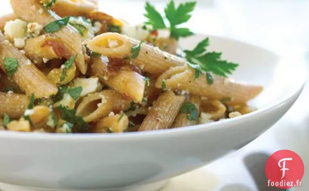Penne à grains entiers avec Noix, Oignons Caramélisés et Salata à la Ricotta
