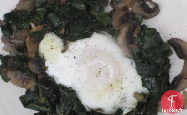 Oeufs Dans Un Panier De Légumes Verts
