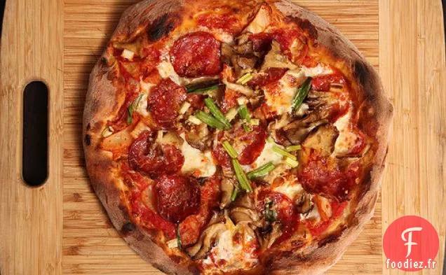 Pizza de style New-Yorkais avec Kimchi, Soppressata et champignons Maitake