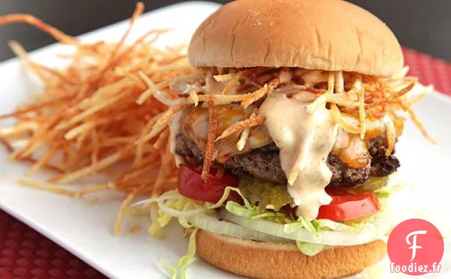 Fritas Cubaines (Cheeseburgers Assaisonnés avec Pommes de Terre Fines et Sauce Épicée)