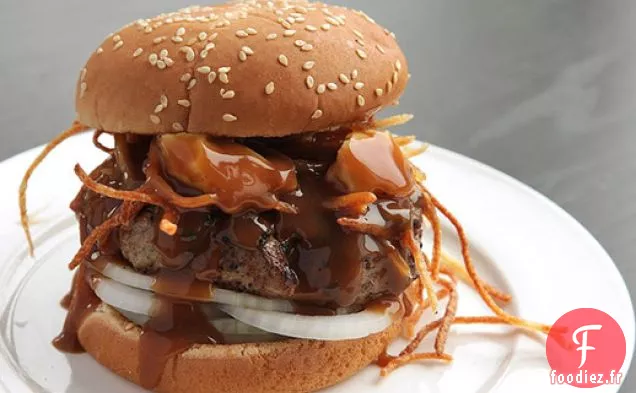 Poutine Burger (Hamburgers avec Pommes de terre Frites, Fromage en grains et Sauce)