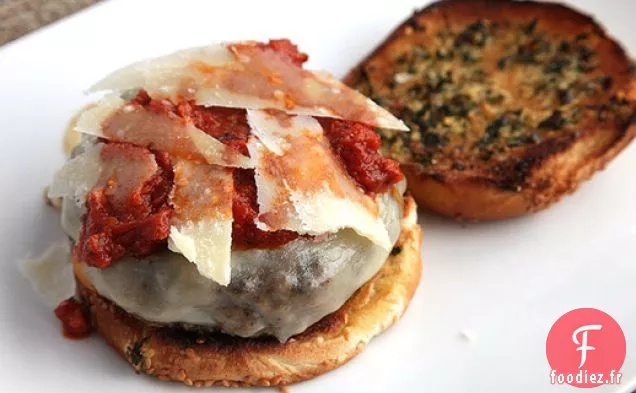 Hamburgers au Pain au Pepperoni à l'Ail (Cheeseburgers grillés avec Sauce au Pepperoni à servir sur des Petits pains à l'ail)