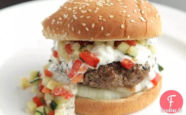 Burgers avec Sauce Crémeuse à la Feta et Relish Tomate-Concombre