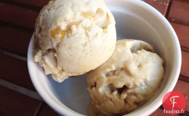 Glace à la Fève Tonka avec Tourbillon de Caramel Écossais