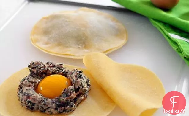 Raviolo Au Jaune D'Oeuf Dans Une Sauce Au Beurre Brun À La Sauge Parfumée À La Truffe