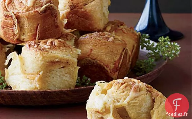 Rouleaux Parker House garnis de Cheddar et de Old Bay