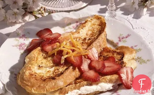 Pain Perdu Farci au Fromage et Sauce aux Fraises