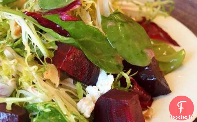Salades Sérieuses : Salade de Betteraves Rôties au Fromage de Chèvre, Noix et Vinaigrette de Dijon au Miel