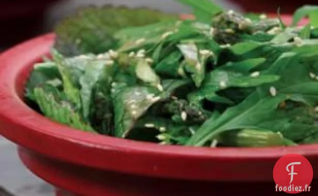 Salade Verte Épicée Avec Vinaigrette Au Soja Et À L'Ail Rôti
