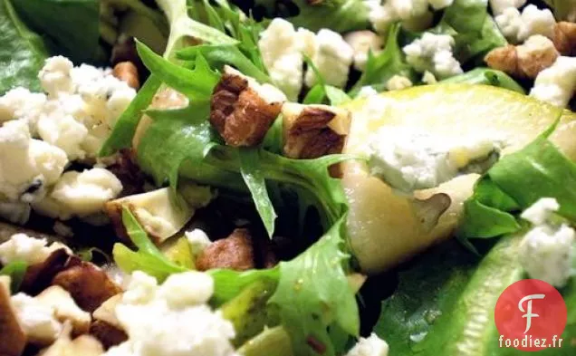Sain et délicieux: Légumes verts mélangés avec Poires, Pacanes, Fromage Bleu et Vinaigrette Balsamique au Miel