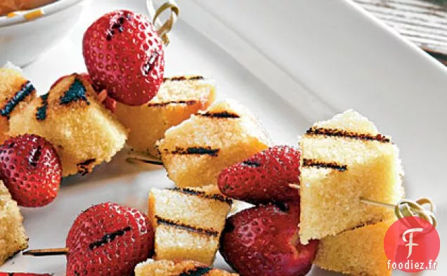 Baies Grillées et Gâteau en Poudre avec Sauce au Caramel au Beurre et au Bourbon