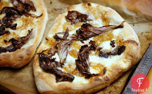 Mangez pour Huit Dollars: Pizza à la Mozzarella Fumée avec Radicchio et Confiture d'Oignons