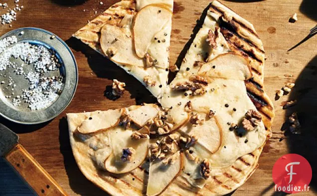 Pizza Grillée aux Poires, Pecorino Frais et Noix