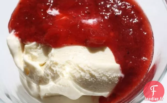 L'Ingrédient Secret (Poivre Noir): Crème Glacée Sucrée à la Sauce Fraise-Poivre Noir