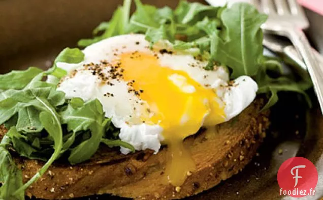 Oeufs Pochés avec Toast Multigrains au Beurre