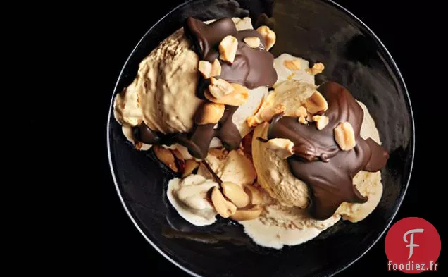 Crème Glacée au Beurre d'Arachide avec une Coquille de Chocolat Dur