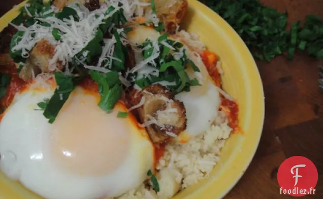 Cuire le Livre: Œufs Pochés à la Sauce Tomate sur Couscous à l'Origan et au Persil