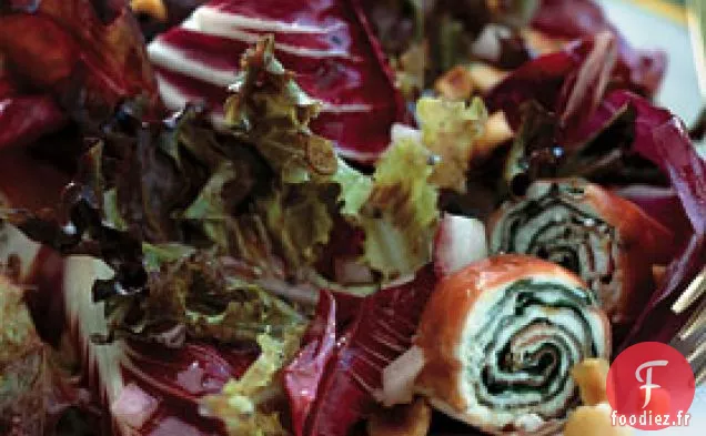 Salade de Laitue Bronze et Rouge au Jambon Serrano et Spirales de Fromage de Chèvre