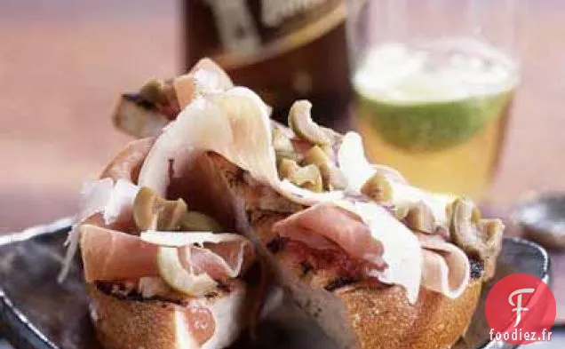 Pain Grillé au Jambon Serrano, Manchego et Olives
