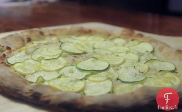 Pizza à la Courge d'Été à l'Ail Rôti et à la Crème Fraîche