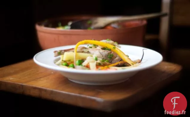 Lapin au Riesling avec Légumes d'Hiver et Herbes Fraîches