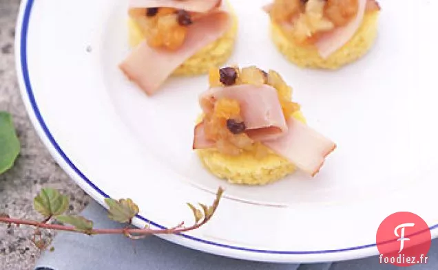 Chutney de Pommes au Jambon de Virginie et au Melon sur des ronds de Pain de Maïs