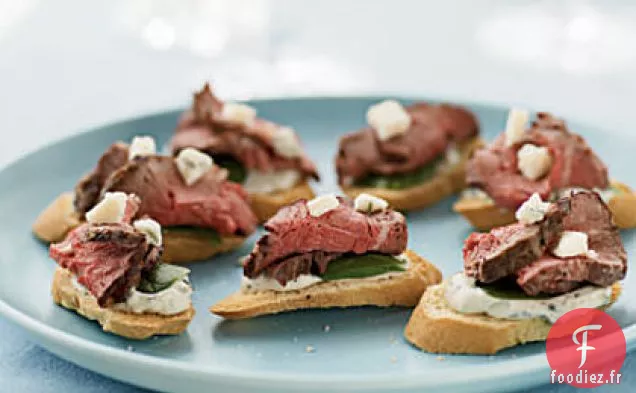 Toasts de Bœuf et Gorgonzola à la Crème aux Herbes et à l'Ail