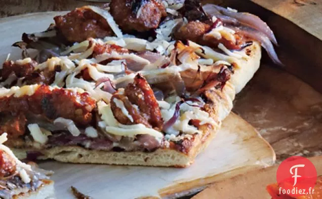 Pains Plats grillés avec Oignons Caramélisés, Saucisse et Fromage Manchego