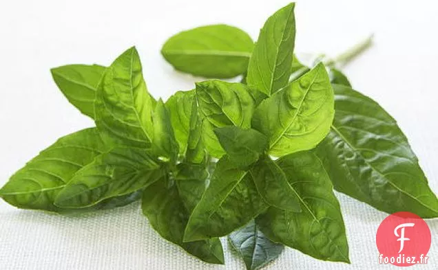 Soupe de Poulet à l'Ail, Safran, Basilic et Tomates