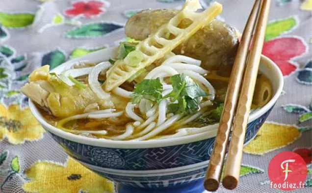 Bun Mang Ga (Pousses de Bambou Vietnamiennes et Soupe de Nouilles de Riz aux Vermicelles de Poulet)